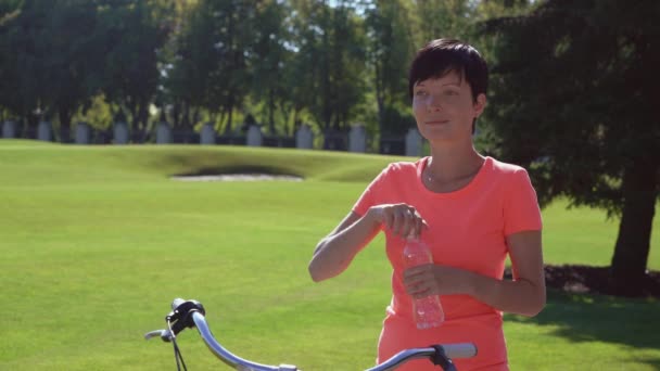 Mujer sacia la sed al aire libre . — Vídeos de Stock