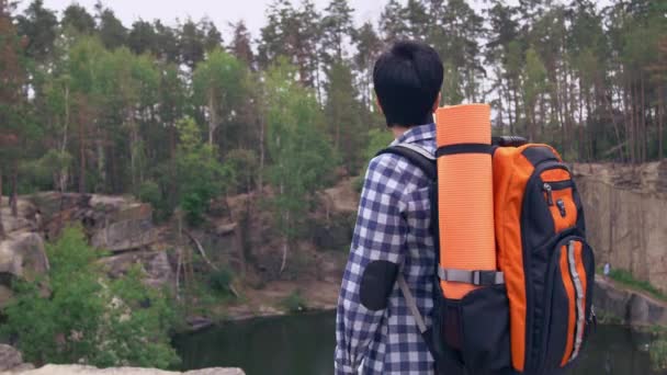 Backpacker užívat přírody v kaňonu — Stock video