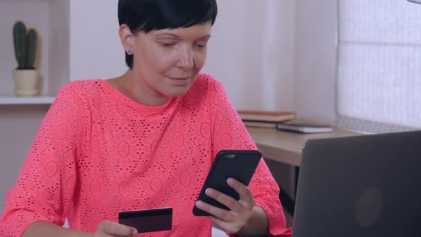 Businesswoman compras en línea . — Vídeos de Stock