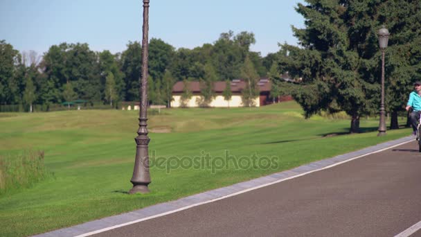 Ciclismo maschile nel parco — Video Stock