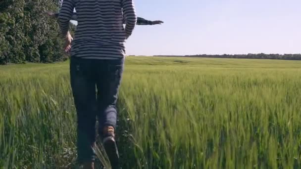 Paar läuft unter freiem Himmel. — Stockvideo