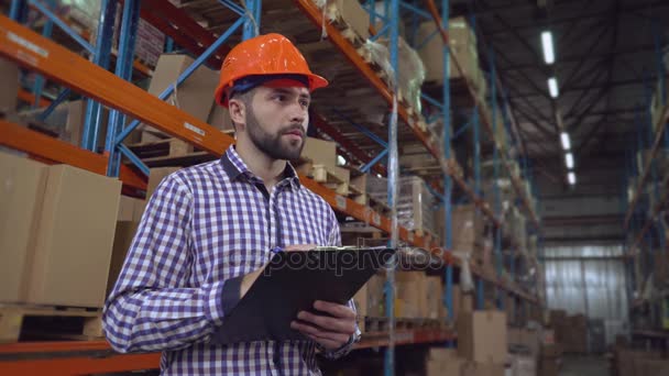 Employee working with documents in storage. — Stock Video