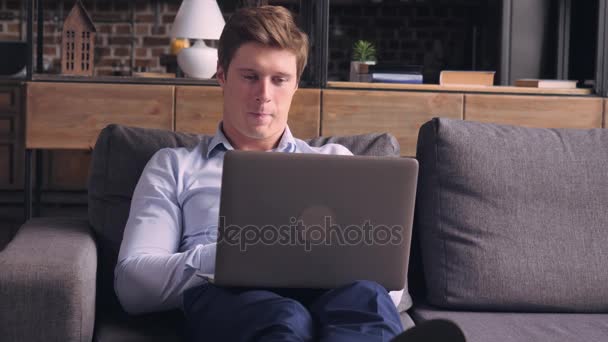Guy využití pc v obývacím pokoji. — Stock video