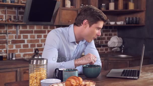 Studente parlando con l'amico e assaporare cereali — Video Stock