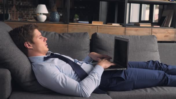Portrét muže relaxační v bytě. — Stock video