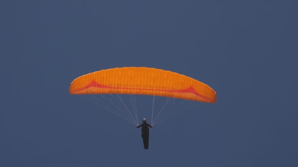 De paraglider vliegt over de camera, slow-motion — Stockvideo