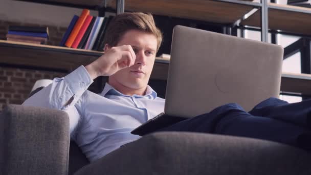 Male working in living room. — Stock Video