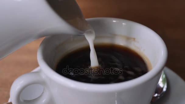 Creme é adicionado ao café expresso — Vídeo de Stock