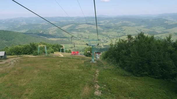 Ropeway ορεινές περιοχές σε ηλιόλουστη μέρα. — Αρχείο Βίντεο