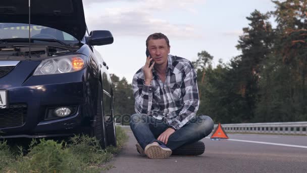 Guy efterlyser hjälp efter bil incident — Stockvideo