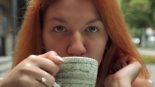 Roodharige duizendjarige vrouwen genieten van drankje in de open lucht. — Stockvideo