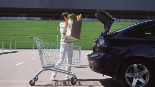 Mujer cerca del centro comercial con compras — Vídeo de stock