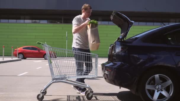Guy v blízkosti nákupního centra s nákupy — Stock video