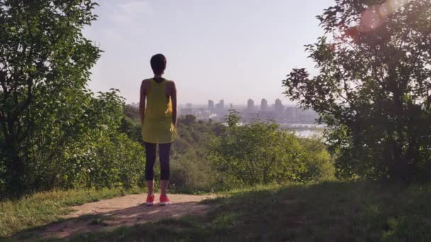 Chica después de correr relajante al aire libre . — Vídeo de stock