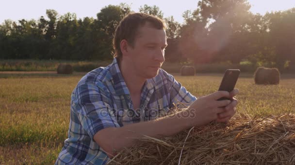 Agronomist have a break use smartphone for chatting. — Stock Video