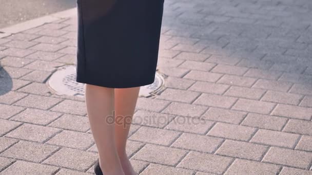 Señora en vestido elegante usando aplicación al aire libre — Vídeos de Stock