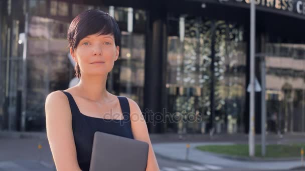 Elegant brunett stående på morgonen på gatan. — Stockvideo