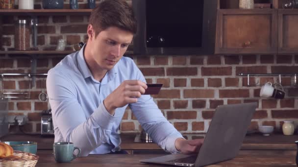 Mann benutzt Computer für Bestellung — Stockvideo