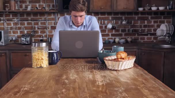 Estudiante desayuna y se desplaza por las redes sociales — Vídeo de stock
