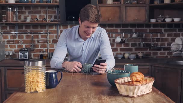 Adult male holding device send email in apartment. — Stock Video