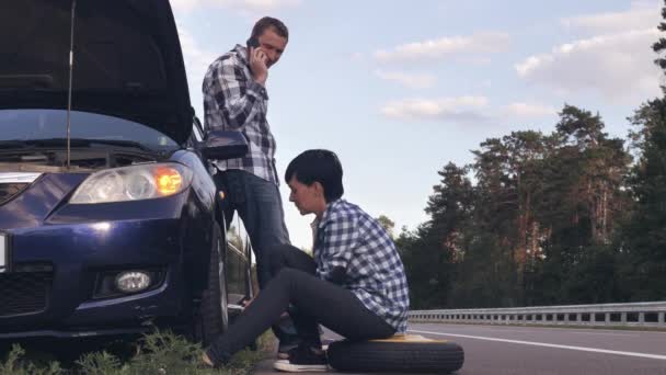 Amigos o parejas enamoradas tienen un accidente de tráfico . — Vídeos de Stock