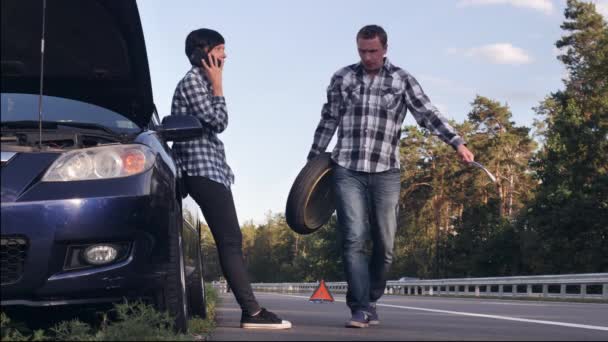 已婚的夫妇有道路交通事故. — 图库视频影像