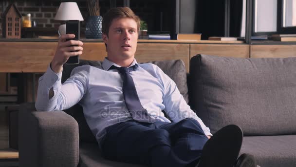 Guy pasar tiempo libre en la sala de estar — Vídeos de Stock