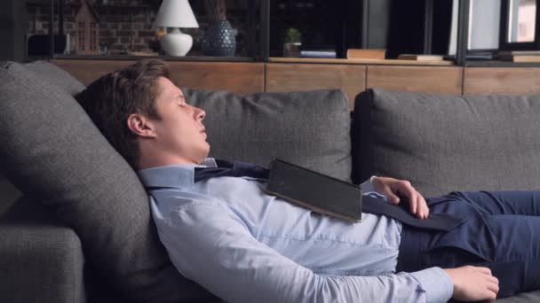 Étudiant s'est endormi pendant ses études — Video