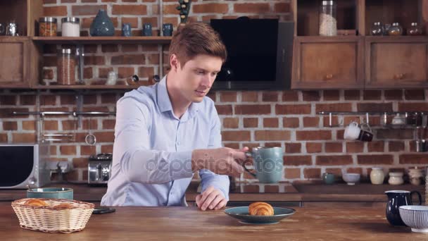 Белый мужчина использует смартфон сфотографированная еда — стоковое видео