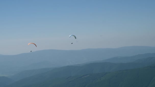 Ενεργός χόμπι αλεξίπτωτο πλαγιάς στην ηλιόλουστη μέρα. — Αρχείο Βίντεο