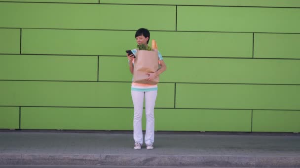Wanita dengan pembelian pesan setelah toko kelontong kiri — Stok Video