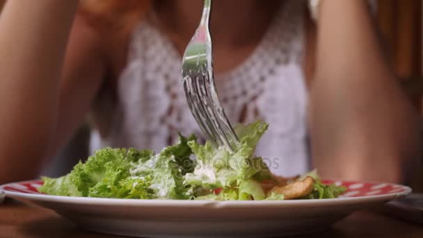 Menina invisível tem almoço . — Vídeo de Stock