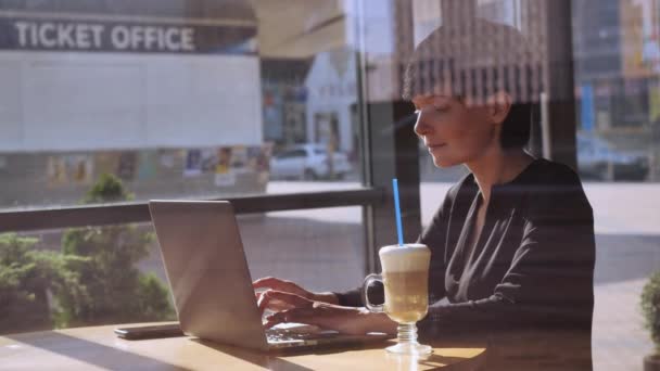 Dorosła samica używać internet działa w kawiarni — Wideo stockowe