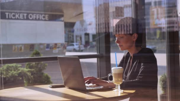 Kaukasische Brünette checkt E-Mail auf Laptop in Bar — Stockvideo