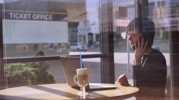 Vuxna kvinnliga talar av mobil i bar. — Stockvideo