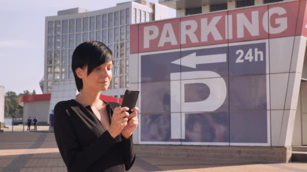 Mensajería femenina al aire libre en la ciudad — Vídeo de stock