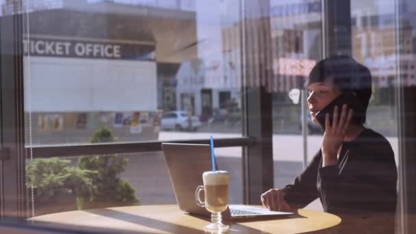 Empresaria hablando por móvil en cafetería — Vídeo de stock