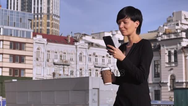 Ocupada dama uso móvil al aire libre . — Vídeos de Stock