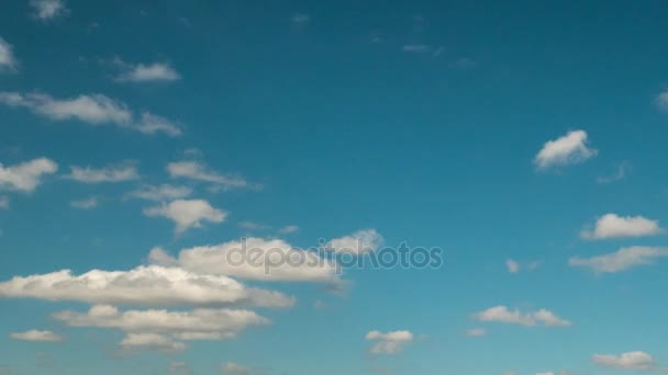 蓝蓝的天空，衣衫褴褛的云时间圈高清 — 图库视频影像