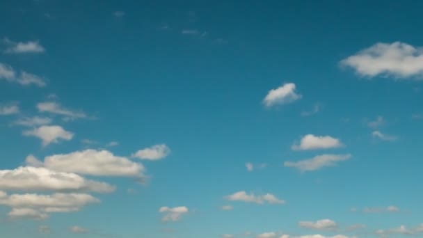 Cielo azul con nubes irregulares tiempo vueltas 4k — Vídeo de stock