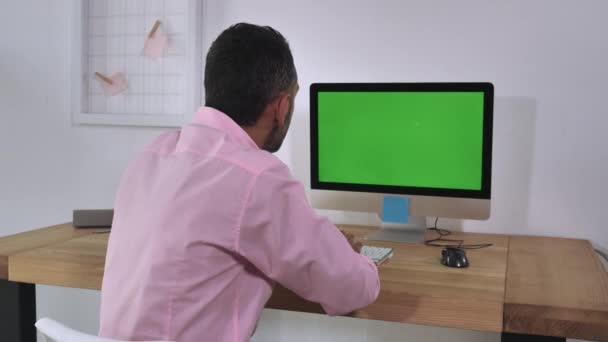 Onherkenbaar mannen met behulp van de computer binnen. — Stockvideo