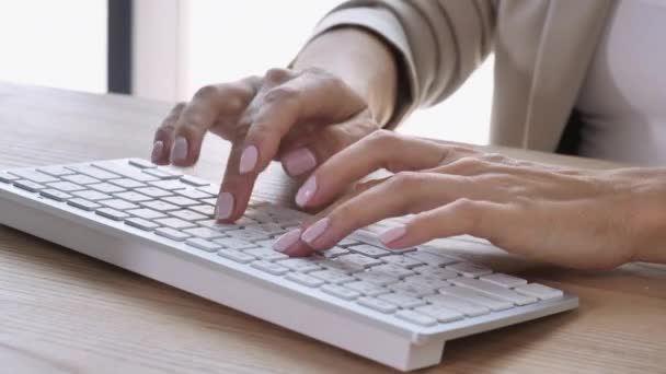 Mani di signora che lavorano su tastiera — Video Stock