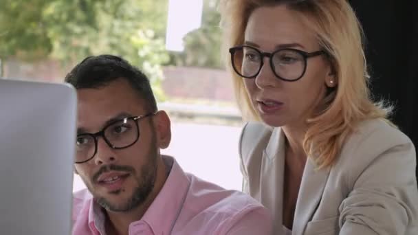 I dipendenti adulti sorridenti hanno negoziato in ufficio . — Video Stock