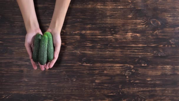 Brazos de persona invisible con pepino . — Vídeo de stock