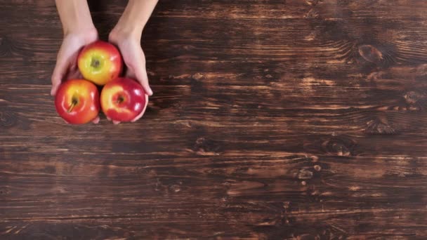 Brazos de persona invisible con manzana . — Vídeos de Stock