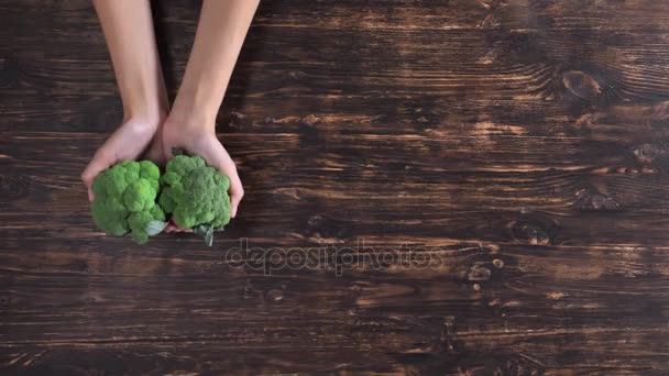 Braços pessoa invisível com brócolis . — Vídeo de Stock