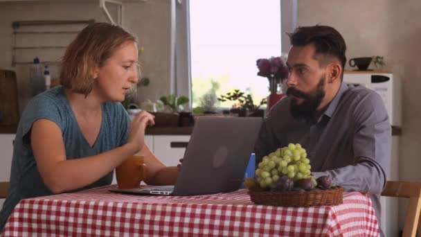 Couple amoureux à la maison. — Video