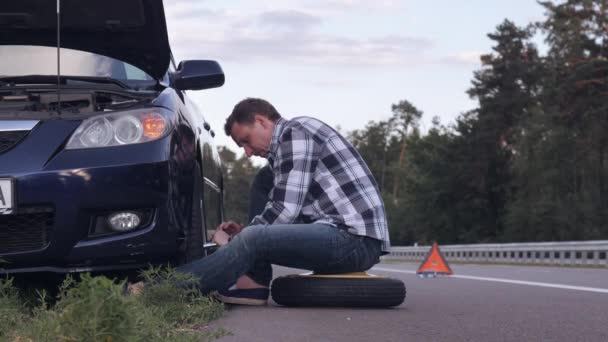 Retrato chico se sienta en el lado de la carretera . — Vídeos de Stock