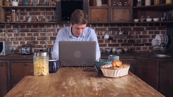 Portret zakenman in flat met computer — Stockvideo