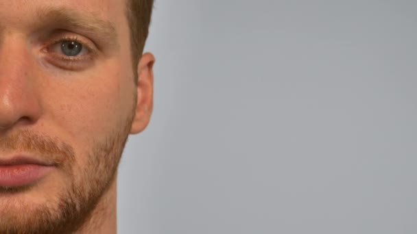 Kızıl saçlı yapmak gözlük koyarak — Stok video
